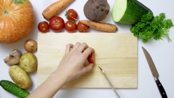 Video de corte de tomate en la cocina — Vídeos de Stock