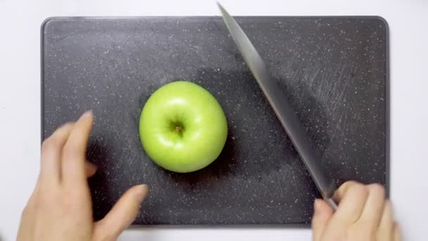 Video av grön äppelskärning — Stockvideo