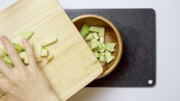 Video de manzana fresca cayendo en el plato — Vídeo de stock