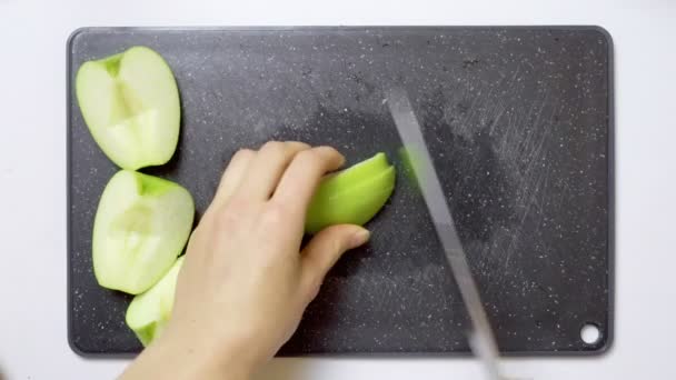 Видео резки зеленого яблока на слайсах — стоковое видео