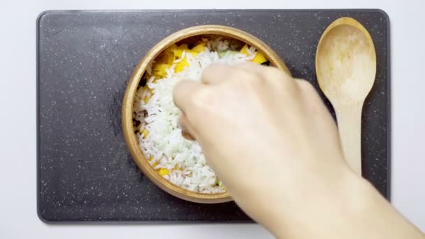 Citrouille fraîche, pomme, huile et riz dans l'assiette 