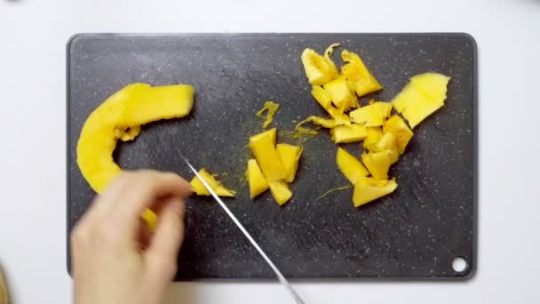 Відео різання помаранчевого гарбуза на скибочках — стокове відео