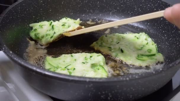 Video of frying zucchini pancakes in the iron skillet — Stock Video