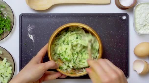 Skott på blandning av riven squash med mjöl — Stockvideo