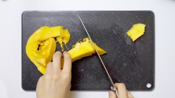 Video di taglio di zucca fresca su fette — Video Stock