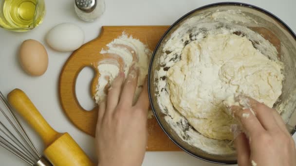 Vídeo de menina amassa massa na cozinha — Vídeo de Stock