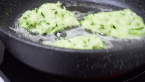 Video av stekning zucchini pannkakor i skillet — Stockvideo