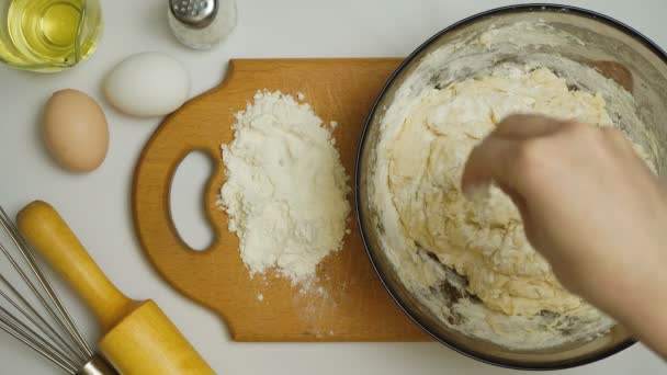 Видео женщины разминает тесто на кухне — стоковое видео
