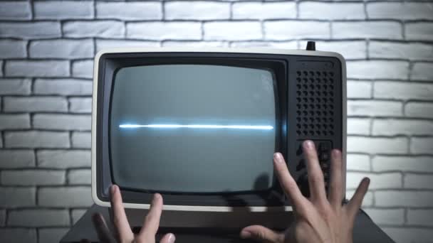 Видео старого телевизора и человеческих рук — стоковое видео