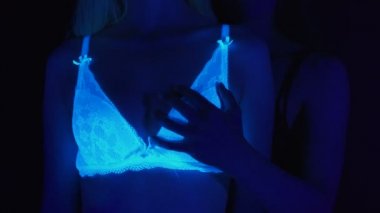 İki dokunmuş kadının ultraviyole ışıktaki videosu