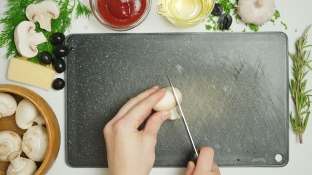 Video van champignons snijden in de keuken — Stockvideo