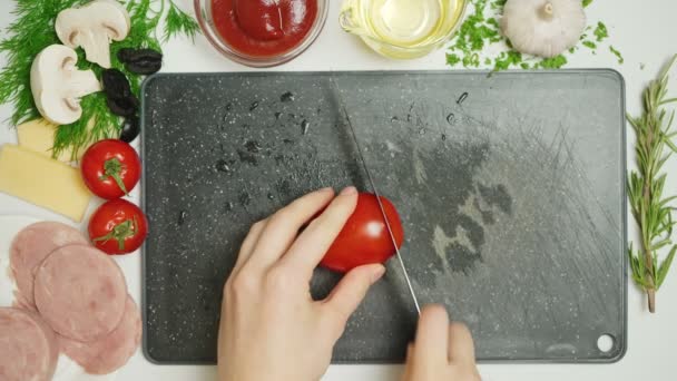 Video vom Schneiden roter Tomaten in der Küche — Stockvideo