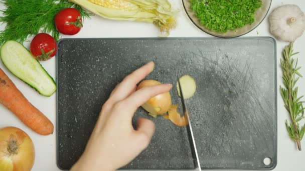 Video de corte de cebolla en la cocina — Vídeos de Stock