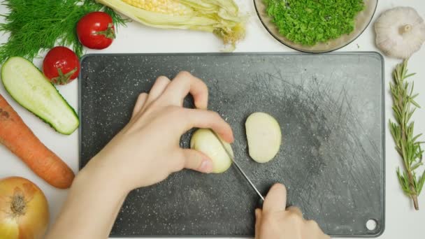 Video de corte de cebolla en los anillos — Vídeo de stock