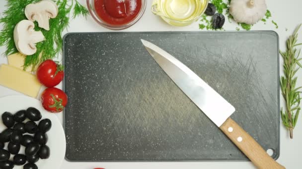 Відео різання оливок на кухні — стокове відео