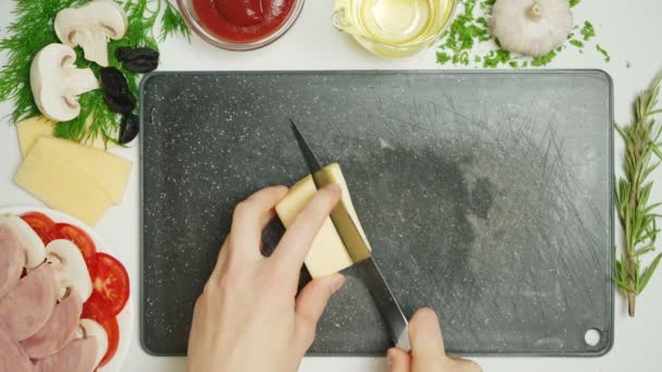 Vidéo de découpe de fromage dans la cuisine — Video