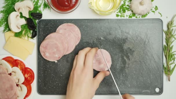 Video van roze ham snijden in de keuken — Stockvideo