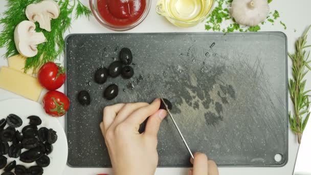 Video de aceitunas negras cortando en los anillos — Vídeos de Stock