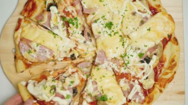 Mutfakta sıcak fırında pizza pişirme videosu.