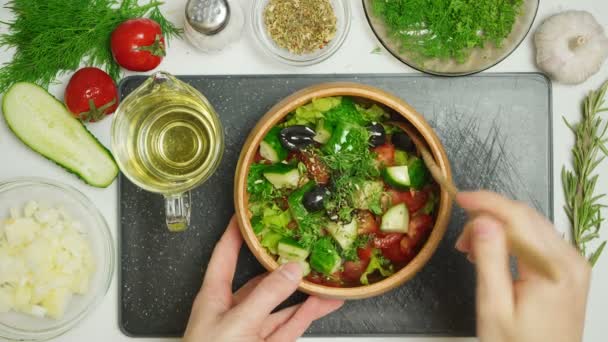 Стрілянина з овочів салат готування — стокове відео