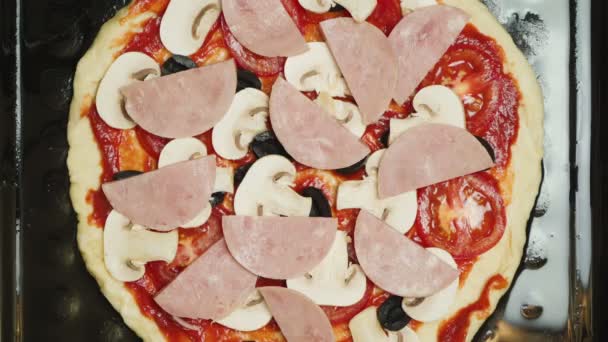 Video koken van lekkere pizza in de keuken — Stockvideo