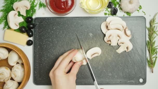 Video de champiñones cortando en la cocina — Vídeos de Stock