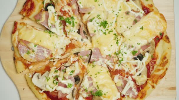 Video matlagning av bakad pizza i köket — Stockvideo