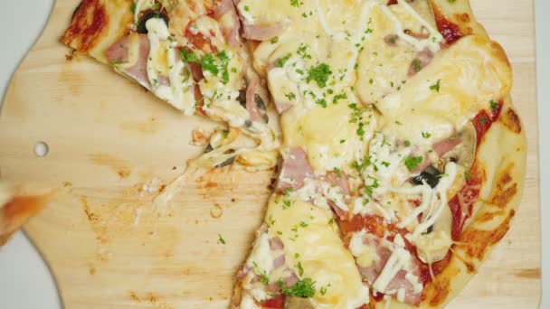 Matlagning av varm bakad pizza i köket — Stockvideo