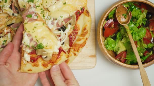 Schieten naar keuze pizza of salade — Stockvideo