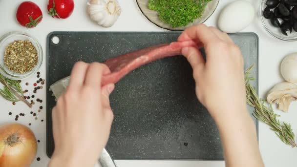 Vídeo de carne picante e amaciador na cozinha — Vídeo de Stock