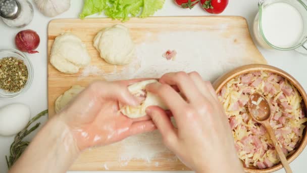 Videó főzés piték sonkával — Stock videók