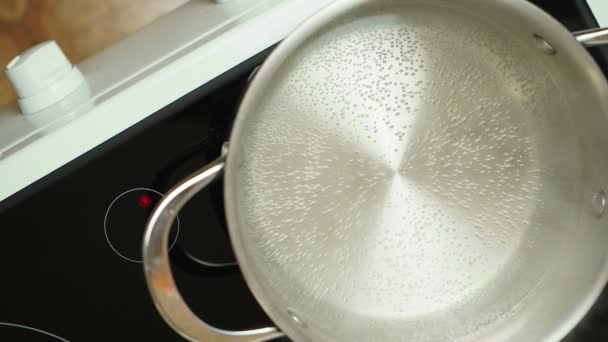 Gekookt water in de ijzeren pan — Stockvideo