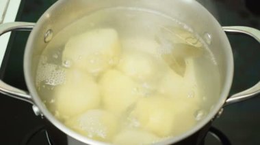 Soyulmuş patatesin videosu.