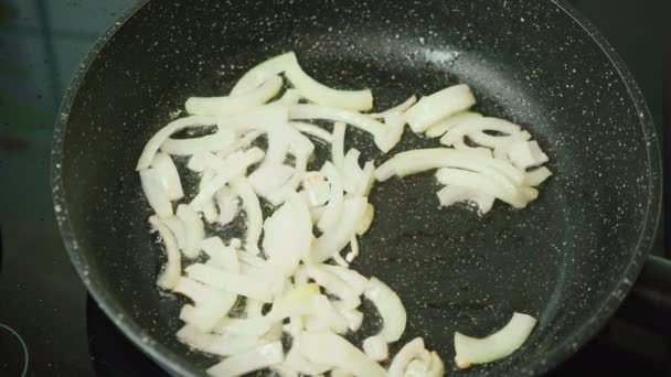 Video of fried onion in the iron skillet — ストック動画