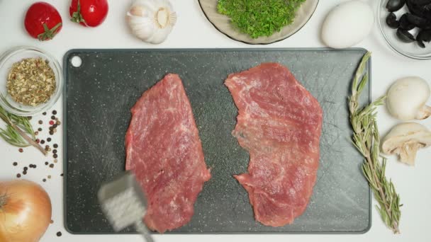 Video de chuleta de cerdo y ablandador en la cocina — Vídeo de stock