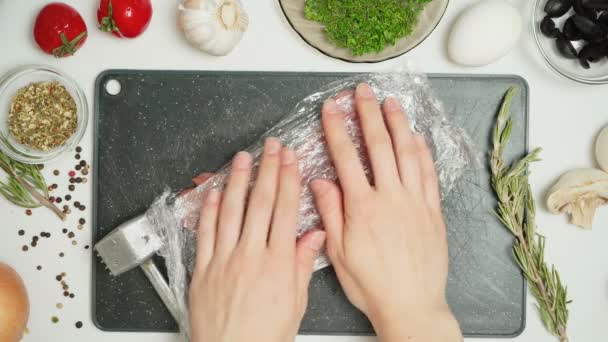 Video van varkensvlees en tenderizer in de keuken — Stockvideo