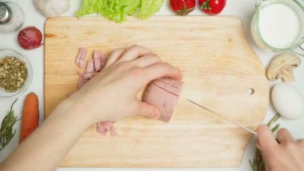 Tiro de cortar jamón de cerdo en el tablero — Vídeos de Stock