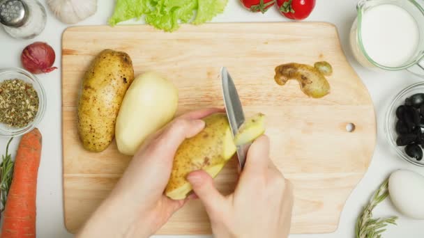 Video of potatoes peeling by knife — ストック動画