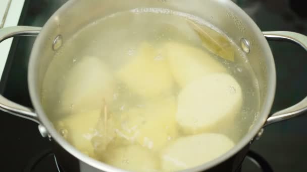 Video of the peeled boiled potatoes — ストック動画