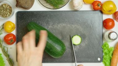 Mutfakta kabak keserken çekilmiş bir video.