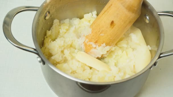 Видео приготовления картофельного пюре — стоковое видео