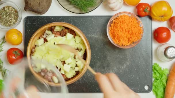 Video de carne fresca picada con zanahoria — Vídeos de Stock