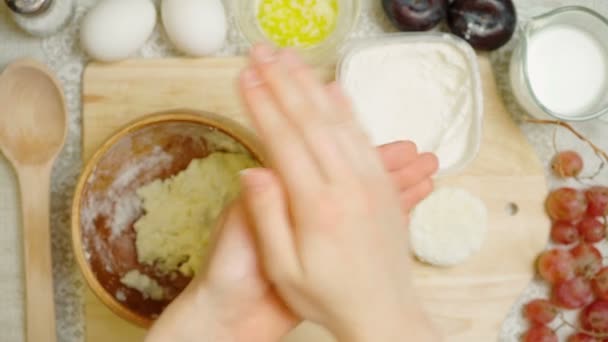 Sobremesa de cozinha com massa de queijo cottage — Vídeo de Stock