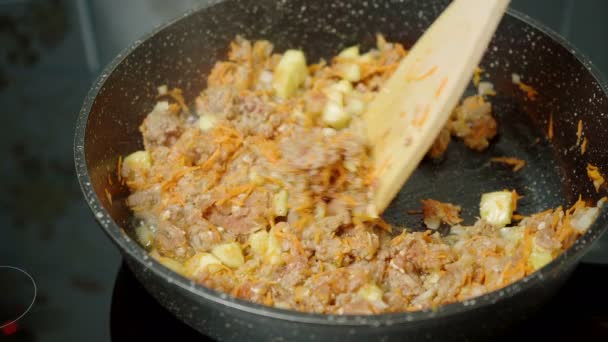 Vidéo de remplissage de cuisson dans la casserole — Video