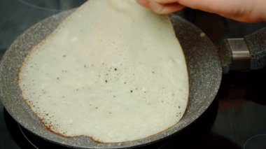 Tavadaki krep için hamurun videosu