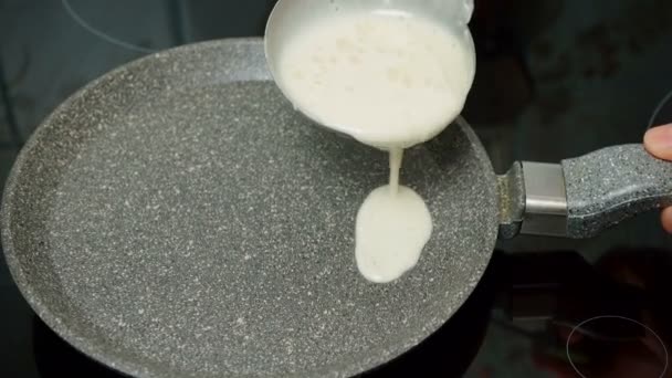 Vidéo de pâte pour crêpe dans la poêle — Video