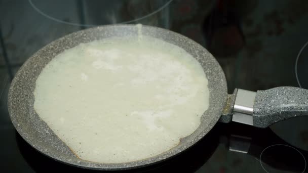 Video de masa para crepe asado en la sartén — Vídeo de stock