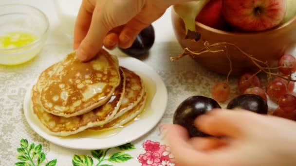 Video av staplade stekta pannkakor — Stockvideo