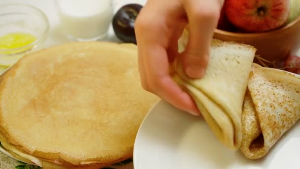 Video of the pile fried crepes — Stock Video