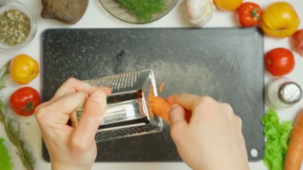 Vídeo de cenoura ralada na cozinha — Vídeo de Stock